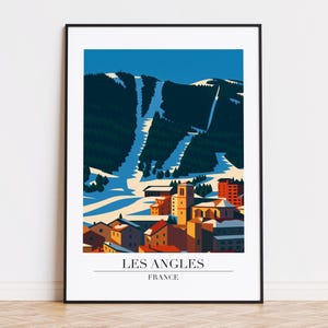 Può includere: Una stampa artistica incorniciata con un'illustrazione stilizzata di Les Angles, Francia. L'immagine raffigura una stazione sciistica con piste innevate, un villaggio con tetti arancioni e il testo "LES ANGLES FRANCE" in basso.