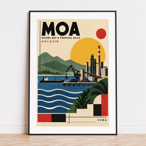 Könnte beinhalten: Ein gerahmtes Reiseplakat mit dem Text MOA NICKEL BAY & TROPICAL HILLS HOLGUÍN CUBA. Die Illustration zeigt eine industrielle Küstenszene mit einem Schiff, einem Kran, Fabrikschornsteinen, grünen Hügeln und einer großen gelben Sonne.