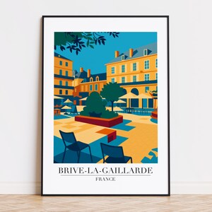 Può includere: Una stampa artistica incorniciata con un'illustrazione stilizzata di Brive-la-Gaillarde, Francia. L'opera raffigura una piazza cittadina con edifici nei toni del giallo e dell'arancione, sedie blu e la scritta "BRIVE-LA-GAILLARDE FRANCE".