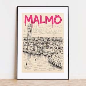 Puede incluir: Lámina artística enmarcada con una ilustración a pluma y tinta de Malmö, Suecia. El horizonte de la ciudad incluye un rascacielos alto y edificios frente al mar. La palabra "MALMÖ" está escrita en rosa con letras goteando.
