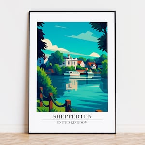 Puede incluir: Una impresión artística enmarcada que representa Shepperton, Reino Unido. La obra muestra un paisaje fluvial con edificios blancos, barcos y árboles verdes bajo un cielo azul. Incluye el texto "Shepperton, United Kingdom".