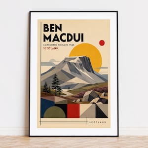 Peut inclure: Une affiche encadrée représentant Ben Macdui en Écosse. L'œuvre d'art comprend une montagne, un soleil jaune et des formes géométriques rouges, bleues et vertes. Le texte en haut indique "BEN MACDUI" et "CAIRNGORMS HIGHLAND PEAK SCOTLAND".