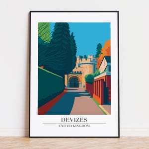 Puede incluir: Una impresión artística enmarcada que presenta una ilustración estilizada de Devizes, Reino Unido. La obra de arte representa un camino que conduce a una puerta de castillo, con árboles y edificios en tonos verdes, naranjas y rojos. El texto "DEVIZES UNITED KINGDOM" está en la parte inferior.