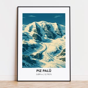 Pode incluir: Uma impressão artística emoldurada com uma ilustração estilizada do Piz Palü, uma montanha com picos cobertos de neve e geleiras. A obra de arte usa tons de azul, branco e bege. O texto "PIZ PALÜ" e a altura, 3.899 m, são exibidos na parte inferior.
