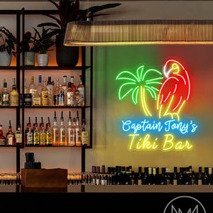 カスタム ティキ バー サイン、バー名ネオン サイン、オウム パーム デコレーション、パームツリー ティキ バー LED ライト バー デコレーション、パーソナライズされたギフト マン ケイブ パブ デコレーション