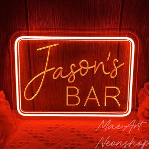 Könnte beinhalten: Ein rotes Neon-Schild mit weißen Buchstaben, auf dem "Jason's Bar" steht.