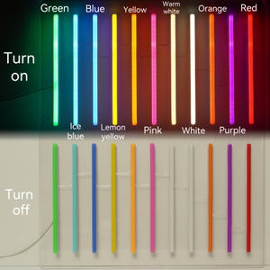 K&ouml;nnte beinhalten: Eine Anzeige von farbigen LED-Lichtleisten in verschiedenen Farben, darunter Gr&uuml;n, Blau, Gelb, Pink und Rot. Der Text "Turn on" und "Turn off" ist sichtbar. Die Lichter sind in zwei Reihen angeordnet, wobei die obere Reihe leuchtet und die untere Reihe ausgeschaltet ist.