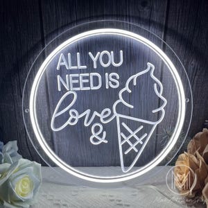 Tutto ciò di cui hai bisogno è l'insegna al neon "Love and Ice Cream", l'insegna luminosa a LED USB, l'insegna del gelato, la decorazione del gelato, l'arte al neon del negozio di alimentari, la decorazione del bar del gelato