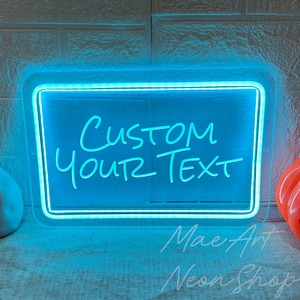 Puede incluir: Un letrero de neón azul con un marco de acrílico transparente. El letrero dice "CUSTOM YOUR TEXT".