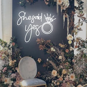Letrero de neón con la frase "Ella dijo que sí", letrero de compromiso, letrero de bienvenida para fiesta de compromiso, luz de neón personalizada para boda, decoración de propuesta de matrimonio, despedida de soltera