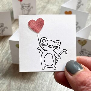 Lot de 10 mini-cartes de correspondance Love faits main (2 po. carré). Souris et coeur.