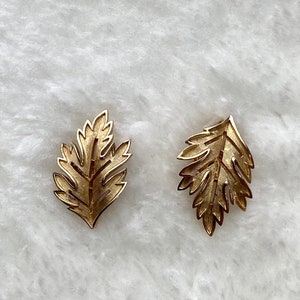 vintage signed crown trifari textured gold tone leaf clip on earrings
