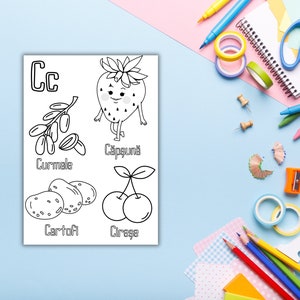 Puede incluir: P&aacute;gina para colorear en blanco y negro con la letra C y varias frutas y verduras. La p&aacute;gina incluye una fresa, cerezas, patatas y d&aacute;tiles. Las palabras "Capsuna", "Cirese", "Cartofi" y "Curmale" est&aacute;n escritas debajo de cada imagen.
