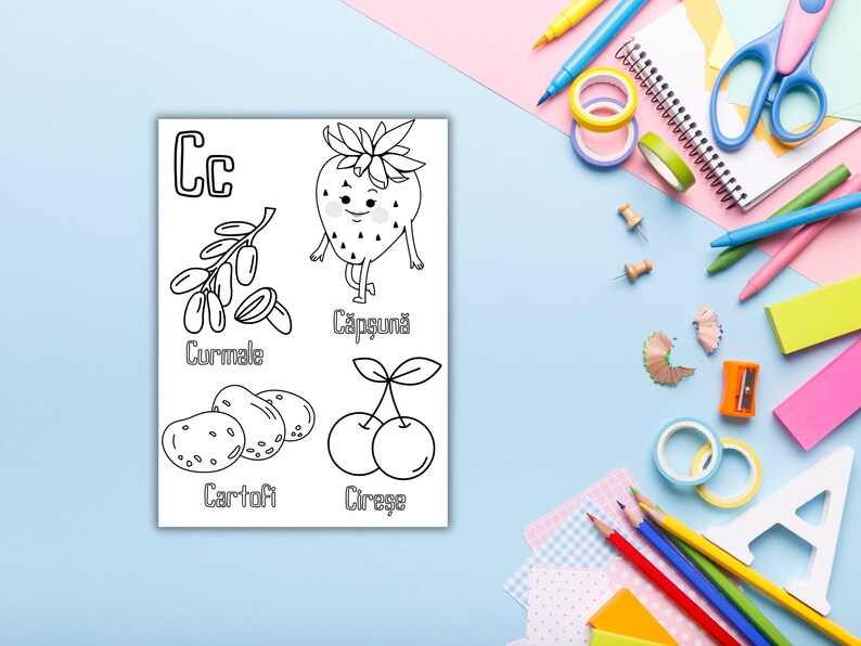 Puede incluir: P&aacute;gina para colorear en blanco y negro con la letra C y varias frutas y verduras. La p&aacute;gina incluye una fresa, cerezas, patatas y d&aacute;tiles. Las palabras "Capsuna", "Cirese", "Cartofi" y "Curmale" est&aacute;n escritas debajo de cada imagen.