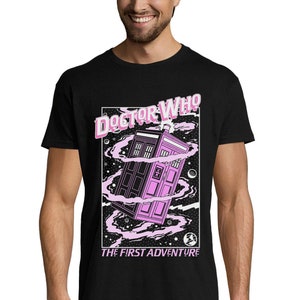 T-shirt in cotone da uomo unisex The First Adventure Police Box