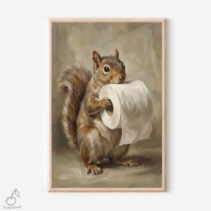 Könnte beinhalten: Gerahmter Kunstdruck mit einem Eichhörnchen, das eine Rolle weißes Toilettenpapier hält. Das Eichhörnchen hat braunes und hellbraunes Fell und ist vor einem neutralen Hintergrund platziert. Das Kunstwerk hat einen Vintage- und skurrilen Stil.