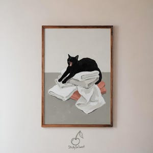 Könnte beinhalten: Gerahmter Kunstdruck, der eine gähnende schwarze Katze zeigt, die auf einem Stapel weißer und rosa Handtücher liegt. Das Kunstwerk hat einen minimalistischen Stil mit einer neutralen Farbpalette, ideal für die Inneneinrichtung.