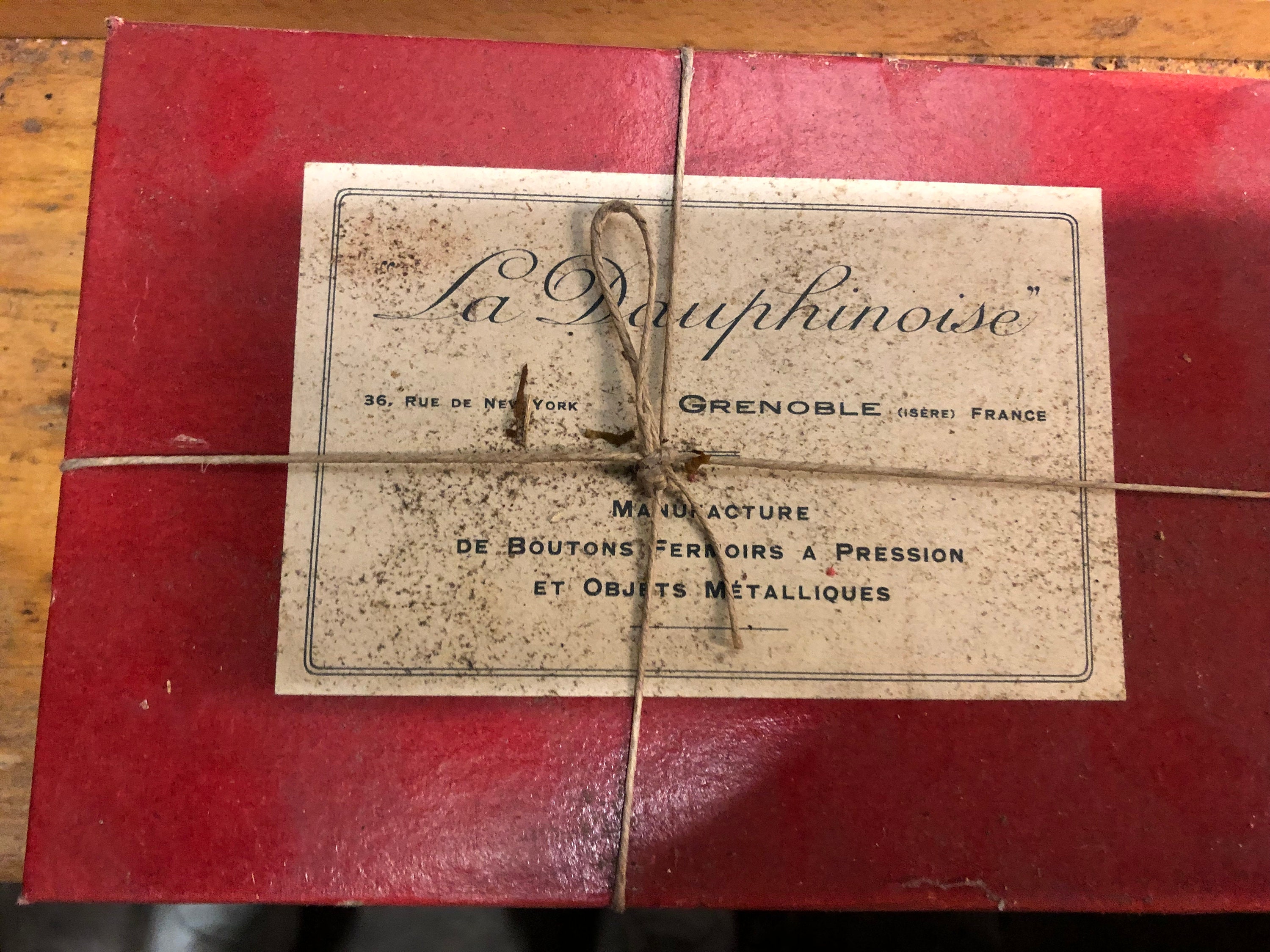 Bouton Ancien Beige à Bosse - Mercerie Vintage - Résine - Occasion - Année 1824 ?
