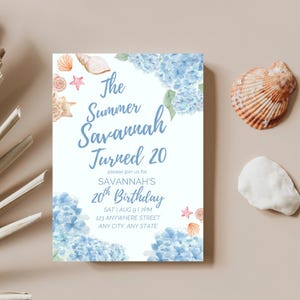 Verjaardagsuitnodiging zomer strandthema | Bewerkbare sjabloon | Uitnodiging voor feest met aquarel aan de kust | Verjaardagskaart hortensia zeeschelp