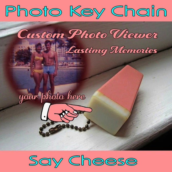 Envíanos tu foto. Accesorio, regalo para amantes de la fotografía: llavero con visor de fotos pequeño, mini portafotos retro.