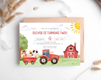 Puede incluir: Una invitación estilo acuarela para el segundo cumpleaños de un niño. El diseño presenta un tractor rojo tirando de un vagón con animales de granja, un granero rojo y un sol amarillo brillante. El texto dice "¡Oliver cumple dos años!" e incluye detalles del evento.