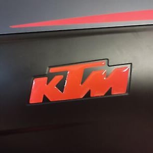 Coppia adesivi resinati 3D scritta KTM.