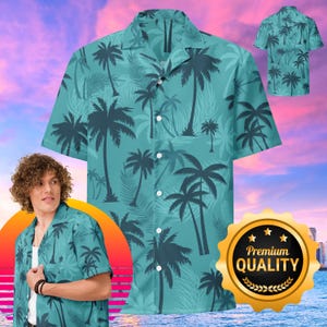 Puede incluir: Una camisa de manga corta con botones en color verde azulado con un patrón de palmeras en verde azulado oscuro. La camisa tiene un cuello con solapa y cierre de botones frontal. Una vista trasera de la camisa es visible en la esquina superior.