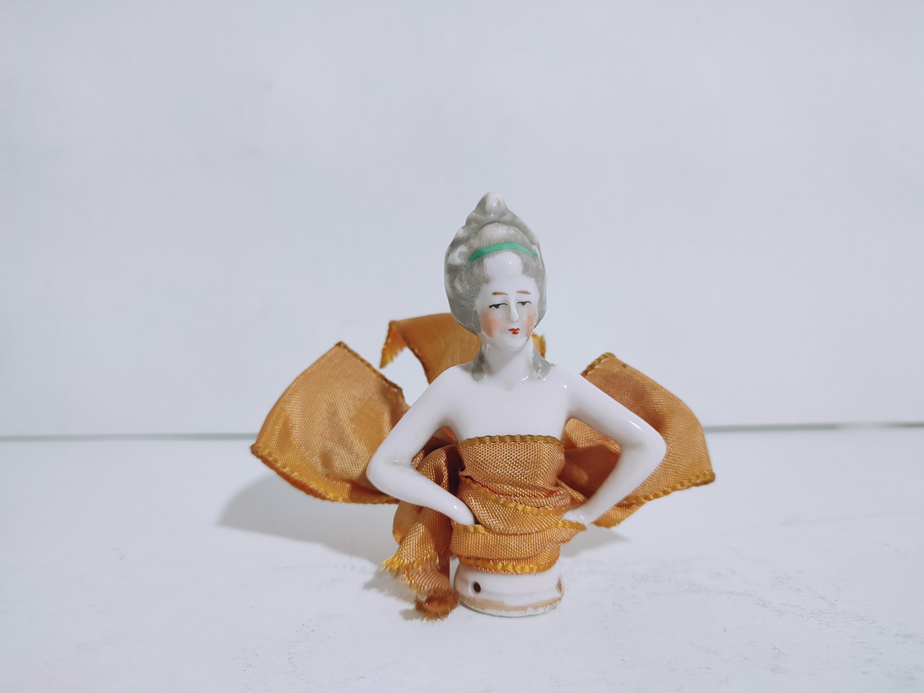 Poupée Ancienne En Porcelaine, Demi-figure Avec Robe En Dentelle Vintage
