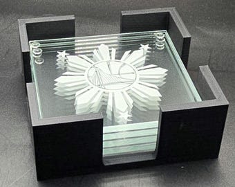 Juego de cuatro posavasos de vidrio FilAm Star Golden States Warriors con soporte.