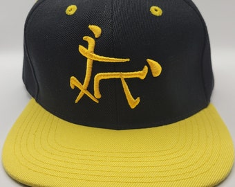 Gorra con logo estilo perrito kanji abullonado en 3D