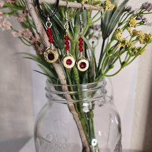 Örhänge och halsband i mässingsskal