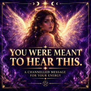 Peut inclure: Une illustration numérique montrant une figure centrale avec de grandes ailes lumineuses et un halo, entourée d'énergie cosmique violette et de cristaux. Le texte indique : YOU WERE MEANT TO HEAR THIS. A CHANNELLED MESSAGE FOR YOUR ENERGY, avec un pentagramme.