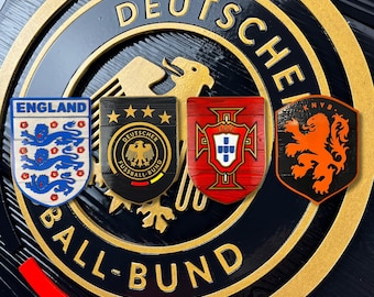 Une équipe nationale de football fabriquée à la main signe une Coupe du monde de football