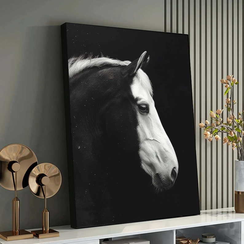 Puede incluir: Fotograf&iacute;a en blanco y negro de la cabeza de un caballo, con la cara del caballo girada hacia un lado. El fondo es negro.