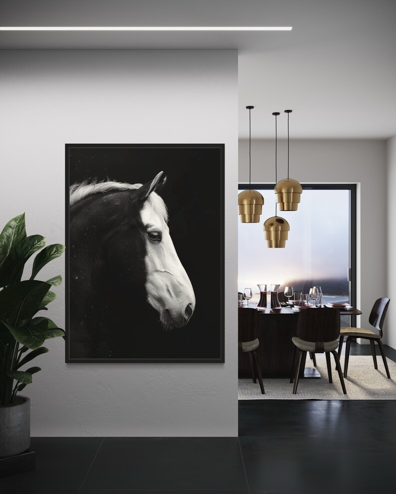 Puede incluir: Fotograf&iacute;a en blanco y negro de la cabeza de un caballo de perfil, enmarcada y colgada en una pared blanca. La pared forma parte de un dise&ntilde;o interior moderno con un comedor visible en el fondo.