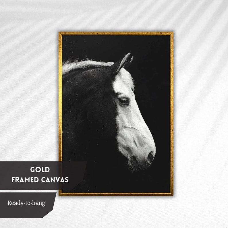 Puede incluir: Fotograf&iacute;a en blanco y negro de la cabeza de un caballo de perfil, impresa en lienzo y enmarcada en oro.