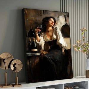Puede incluir: Una pintura de una mujer con una blusa blanca y una falda negra sosteniendo una copa de vino tinto. Está sentada en una mesa con dos botellas de vino y una sartén colgada en la pared detrás de ella.