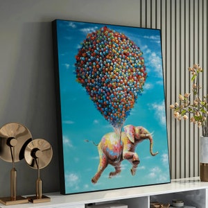 Puede incluir: Una pintura colorida de un elefante sujetando un montón de globos. El elefante está volando en el cielo con un fondo azul. Los globos son rojos, amarillos, azules, verdes, naranjas y morados.
