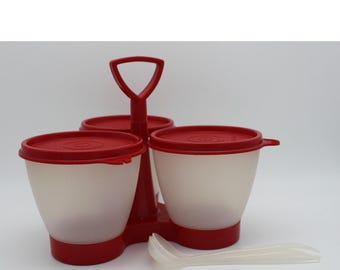 Contenitore per condimenti Tupperware vintage nuovo, rosso, a 3 scomparti con coperchi e due cucchiai