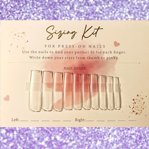 以下が含まれることがあります： プレスオンネイルのサイズ調整キット。キットには、さまざまなサイズの透明なプラスチック製のネイルチップがセットになっています。カードには、ネイルを使用して各指にぴったりのサイズを見つけて、親指から小指までのサイズを書き留めるための指示が記載されています。  左: ____  右: ____