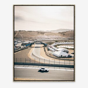 Vertikale Fotografie eines deutschen Oldtimers beim Rennsporttreffen in Laguna Seca.