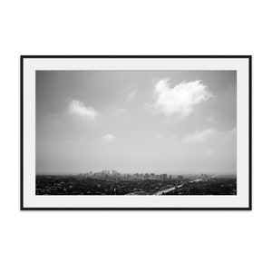 Linda fotografia de belas artes em preto e branco do horizonte de Los Angeles com a rodovia 405 em primeiro plano.
