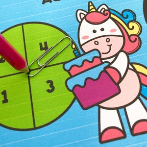 Puede incluir: Ilustraci&oacute;n educativa colorida con un c&iacute;rculo verde dividido en cuatro secciones, numeradas del 1 al 4. Un l&aacute;piz rosa y un clip plateado apuntan al c&iacute;rculo. Tambi&eacute;n hay un unicornio de dibujos animados sosteniendo un pastel.
