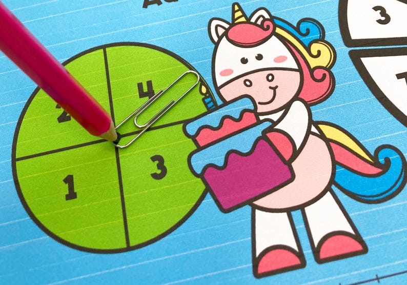 Puede incluir: Ilustraci&oacute;n educativa colorida con un c&iacute;rculo verde dividido en cuatro secciones, numeradas del 1 al 4. Un l&aacute;piz rosa y un clip plateado apuntan al c&iacute;rculo. Tambi&eacute;n hay un unicornio de dibujos animados sosteniendo un pastel.