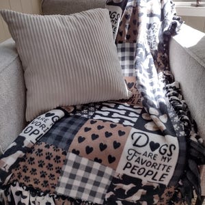 Dog Lover&#39;s Paw Print Fleece No Sew Throw Blanket