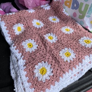 Manta y gorro de bebé Daisy tejidos a ganchillo