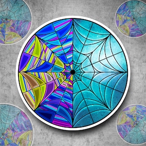 Peut inclure: Un motif circulaire avec un motif de toile d'araignée bleu, vert, violet et jaune. La toile d'araignée est divisée en deux sections, l'une avec un fond bleu et l'autre avec un fond vert, violet et jaune. Le motif est entouré d'une bordure blanche.