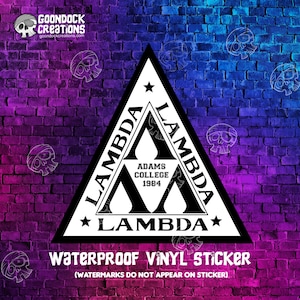 Puede incluir: Una pegatina triangular blanca con texto negro que dice "LAMBDA" tres veces. El texto está en una fuente estilizada y el triángulo tiene una estrella en cada punto. El texto "ADAMS COLLEGE 1984" también está incluido en el centro del triángulo.