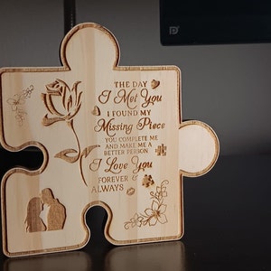 Puede incluir: Pieza de rompecabezas de madera con un mensaje romántico: "El día que te conocí, encontré mi pieza faltante. Me completas y me haces una mejor persona. Te amo para siempre y siempre". La pieza del rompecabezas está decorada con una rosa y corazones.