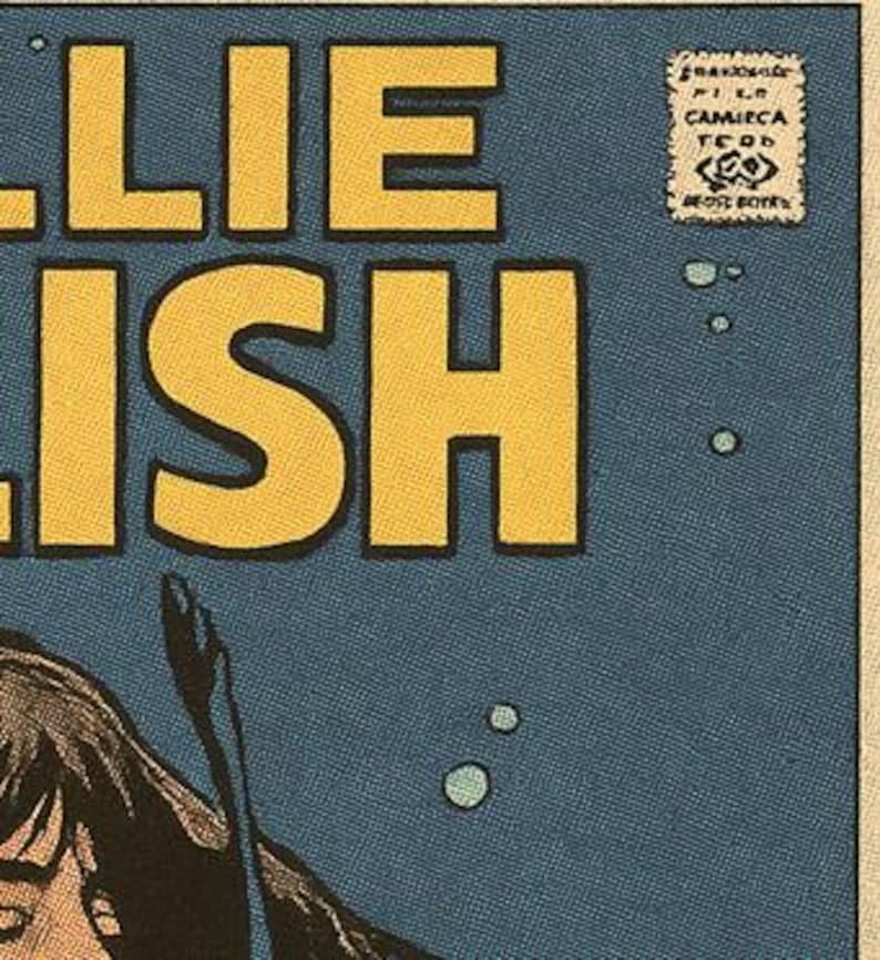 Pu&ograve; includere: Una copertina di fumetto con il nome "Billie Eilish" in grandi lettere gialle strutturate su uno sfondo blu scuro. L'immagine include un'illustrazione parziale di una persona e bolle.